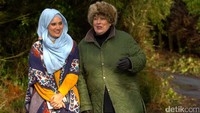 Yvonne Ridley (bertopi bulu), muslimah dari Kota Jedburgh yang terkenal sebagai jurnalis yang pernah disandera Taliban. Irfan Padli/TRANS7.