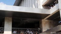 Selain di luar masjid, massa juga memenuhi bagian teras masjid Istiqlal.