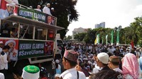 Massa aksi berkumpul di sekitar mobil komando. Foto: Wildan/detikcom