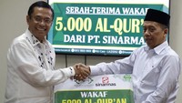 Penyerahan dilakukan oleh Managing Director Sinar Mas Saleh Husin kepada Direktur NU Care LAZIS NU Syamsul Huda. Pool/APP.