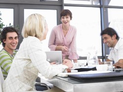 Video: 6 Warna Baju yang Bikin Kamu Kelihatan Kurang Percaya Diri, Apa Aja?