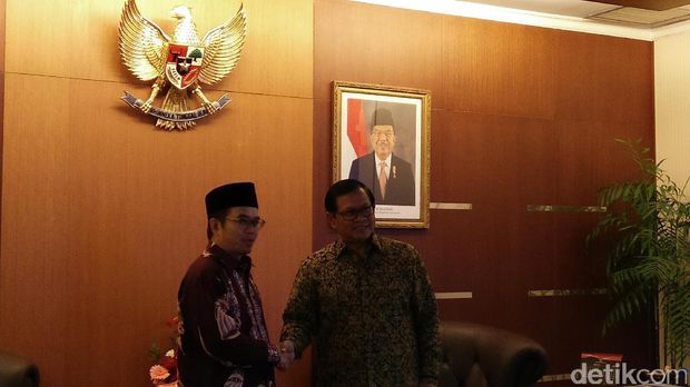 Kepala UKP Pancasila Yudi Latif menyerahkan nama calon Deputi.