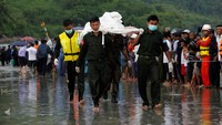 Jenazah korban pesawat Myanmar jatuh dievakuasi. REUTERS/Soe Zeya Tun.