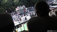 Massa mendengarkan orasi dari dalam masjid Istiqlal.