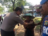 Momen Saat Kapolda Metro Beri Sedekah ke Pemulung di Tol