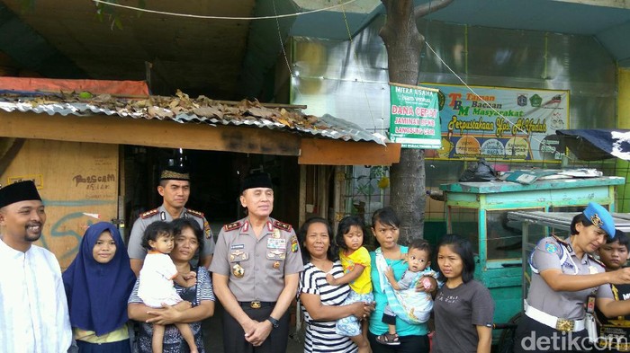Kapolda Metro Jaya Temui Warga Kolong Jembatan Rawa Bebek