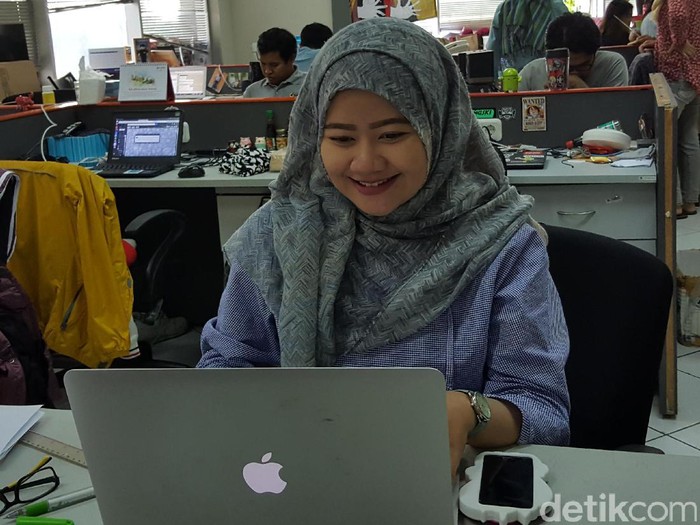 Ilustrasi ibu hamil bekerja dan ceria