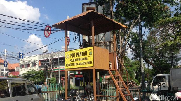 Tim Penembak Jitu bersiaga di Pasar Giri Rawamangun.