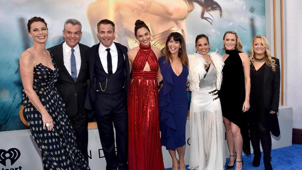 Robin Wright berpose bersama sejumlah lawan mainnya di 'Wonder Woman'.