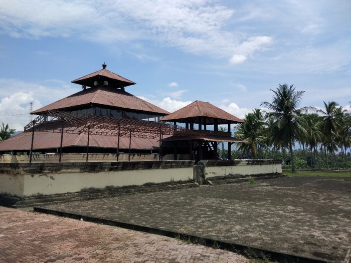 Cerita Masjid Dibangun di Atas Reruntuhan Candi