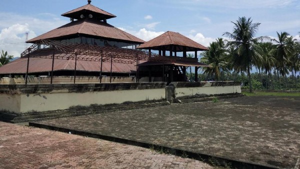 Dibangun di atas reruntuhan candi Hindu, ini salah satu masjid tertua di Nusantara. Namanya Masjid Tuha Indrapuri (Agus Setyadi/detikTravel) Dibangun di atas reruntuhan candi Hindu, ini salah satu masjid tertua di Nusantara. Namanya Masjid Tuha Indrapuri (Agus Setyadi/detikTravel)
