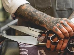 Marah Rambut Salah Potong, Pria Ini Cukur Rambut Staf Salon