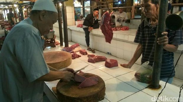 Pedagang daging di Pasar Kramat Jati