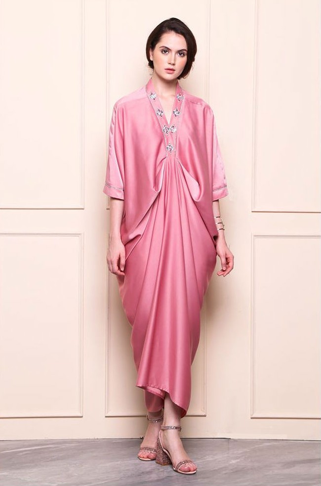 Bukan hanya dari desainer, beberapa brand lokal juga menawarkan opsi kaftan yang tak kalah cantik. Misalnya saja merek Mian yang menyediakan kaftan pink dengan permainan draperi serta manik-manik. Foto: Instagram