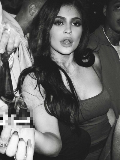 Kylie Jenner memegang rokok (Foto: Dok. Instagram Kendall Jenner) Kylie Jenner memegang rokok (Foto: Dok. Instagram Kendall Jenner)