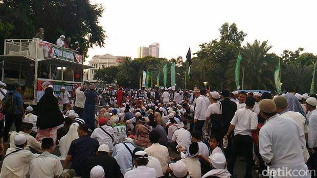 Massa berkumpul di Halaman Masjid Istiqlal dalam Aksi Bela Ulama 96