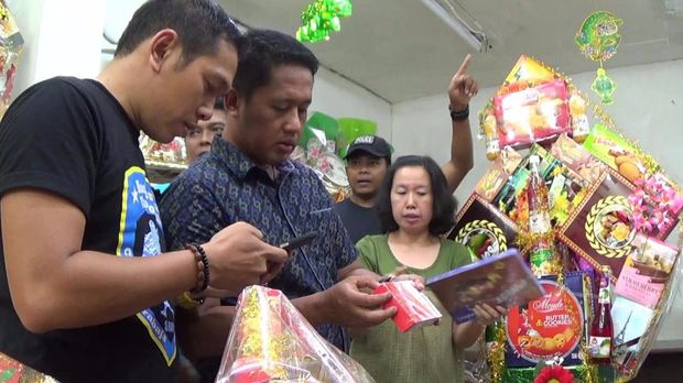 Polisi menemukan biskuit tak berizin BPOM di dalam parcel siap jual