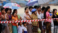 Ratusan orang berkumpul di pinggir pantai Myanmar bagian selatan untuk menunggu kabar keluarga tercinta mereka yang ada di dalam pesawat nahas itu. REUTERS/Soe Zeya Tun.