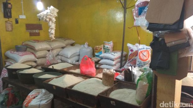 Kios beras di Pasar Kramat Jati