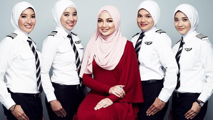 Keren! AirAsia Siapkan Seragam Berhijab Buat Pilot Wanitanya