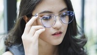 Ia juga tampak cantik berkacamata. Dok. Instagram/aruanmarsha