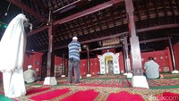Jamaah yang sedang salat di dalam masjid. Masjid ini dahulu dibikin oleh Pangeran Panjunan dari Timur Tengah yang merupakan salah satu murid Sunan Gunung Jati (Tri Ispranoto/detikTravel)
