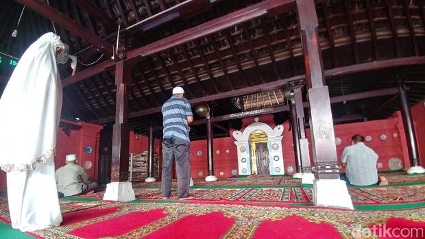 Bagian dalam Masjid Merah Panjunan Cirebon