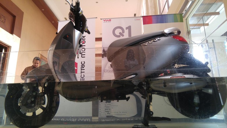 Demonstrasi motor saat melintasi genangan air (Foto: Mohammad Luthfi Andika) Demonstrasi motor saat melintasi genangan air (Foto: Mohammad Luthfi Andika)