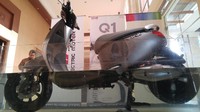 Produsen motor listrik Viar Q1 mendemonstrasikan kemampuan motor listrik mereka dalam melewati genangan air. Air tingginya hampir setengah roda motor. Foto: Mohammad Luthfi Andika