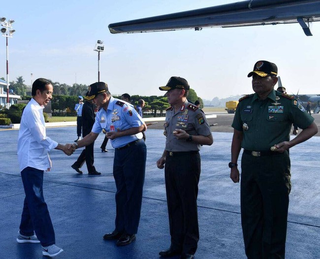 Bukan hal yang aneh bila melihat sneakers ikut menemani penampilan Presiden Joko Widodo atau Jokowi, entah saat menghadiri acara formal atau di kesempatan kasual. Sneakers favoritnya pun beragam, mulai dari keluaran brand internasional seperti Nike sampai Nah Project yang buatan produsen lokal. (Foto: Setkab)