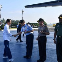 Bukan hal yang aneh bila melihat sneakers ikut menemani penampilan Presiden Joko Widodo atau Jokowi, entah saat menghadiri acara formal atau di kesempatan kasual. Sneakers favoritnya pun beragam, mulai dari keluaran brand internasional seperti Nike sampai Nah Project yang buatan produsen lokal. (Foto: Setkab)