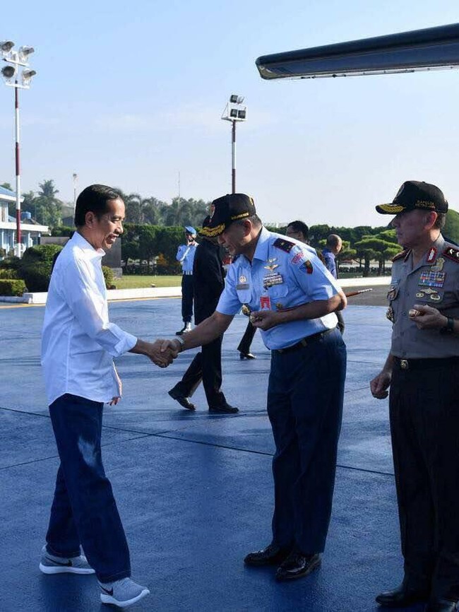 Salah satunya ketika Jokowi berkunjung ke Tasikmalaya, Jawa Barat, Juni tahun lalu. Menemani gaya kasualnya kasual berkemeja putih dan jeans, Presiden memilih Nike LunarEpic Low Flyknit 2 sebagai alas kaki. (Foto: Facebook Presiden Jokowi)