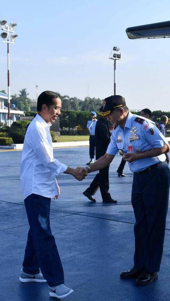 Salah satu sneakers favorit Jokowi adalah Nike LunarEpic Low Flyknit 2 yang dipakainya saat berkunjung ke Tasikmalaya, Jawa Barat, Juni 2017. (Foto: Facebook Presiden Jokowi)