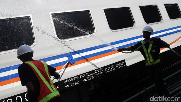 Kereta Api Angkutan Lebaran Dibersihkan
