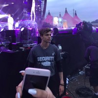 Boy Roeles jadi sensasi internet setelah foto-fotonya di konser Justin Bieber tersebar di media sosial. Pria berambut pirang ini bertugas sebagai security di konser Justin Bieber, saat acara festival Belanda pada Juni 2017. Netizen sempat heboh karena ketampananan dan tubuhnya yang tegap. Foto: Instagram
