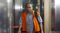 Terdakwa kasus korupsi e-KTP Sugiharto meninggalkan Gedung KPK.