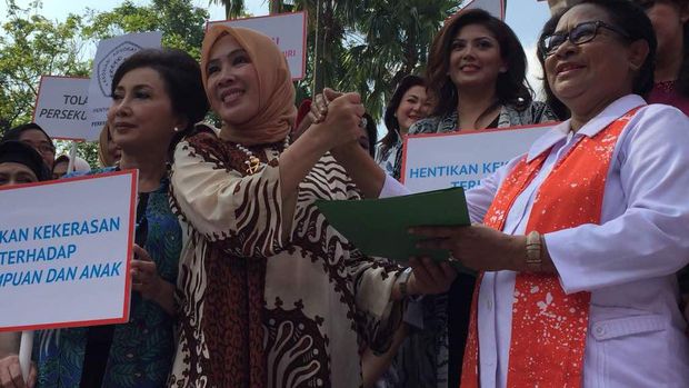 Istri Kapolri Jenderal Tito Karnavian, Tri Suswati dan Menteri Pemberdayaan Perempuan dan Perlindungan Anak (PPA) Yohana Yambise