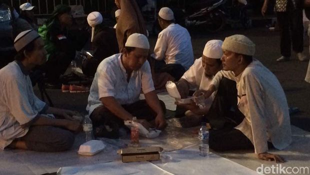 Massa Aksi Bela Ulama 96 Berbagi Takjil di Halaman Masjid Istiqlal