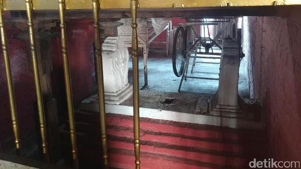 Makam di lingkungan Masjid Merah Panjunan Cirebon