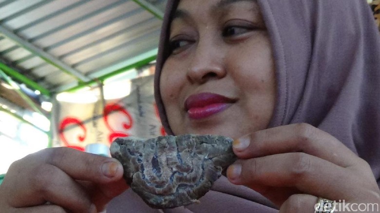 Wanita Pemilik Warung Ini Kaget Temukan Daging Menyerupai Lafaz Allah Wanita Pemilik Warung Ini Kaget Temukan Daging Menyerupai Lafaz Allah