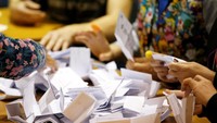 Pemilu awal, yang disebut snap election, merupakan pemilihan umum yang digelar lebih awal dari jadwal seharusnya. Pada April lalu, PM May menyerukan digelarnya pemilu awal. Sesuai undang-undang, pemilu di Inggris digelar setiap lima tahun, pada bulan Mei. Terakhir kali, pemilu Inggris digelar tahun 2015 sehingga berarti pemilu selanjutnya baru digelar tahun 2020 mendatang. REUTERS/Paul Childs.