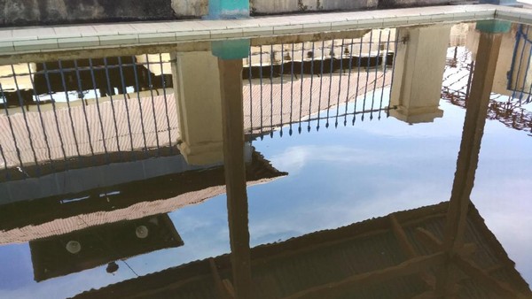 Pintu masuk ke masjid terletak di sebelah timur, ada 11 anak tangga. Di atas halaman kedua terdapat bak penampungan air hujan yang dapat digunakan sebagai tempat wudhu (Agus Setyadi/detikTravel) Pintu masuk ke masjid terletak di sebelah timur, ada 11 anak tangga. Di atas halaman kedua terdapat bak penampungan air hujan yang dapat digunakan sebagai tempat wudhu (Agus Setyadi/detikTravel)