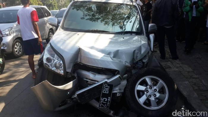 Mobil Ringsek karena Tabrak Plang, Lalin Warung Buncit Tersendat