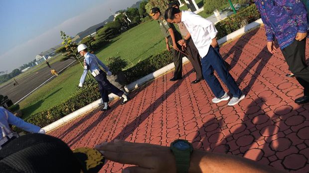 Presiden Jokowi akan membagikan kartu pintar dan sertifikat tanah.