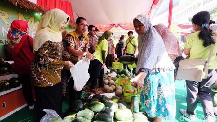 Warga Serbu Pasar Murah di Kejati Jatim