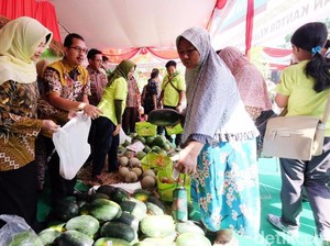 Warga Serbu Pasar Murah di Kejati Jatim