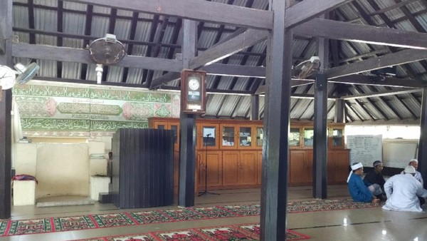 Masuk ke dalam masjid, tiang-tiang berdiri kokoh. Masjid ini tidak menggunakan paku atau pun baut. Suasana tradisional masih kental di masjid ini (Agus Setyadi/detikTravel) Masuk ke dalam masjid, tiang-tiang berdiri kokoh. Masjid ini tidak menggunakan paku atau pun baut. Suasana tradisional masih kental di masjid ini (Agus Setyadi/detikTravel)