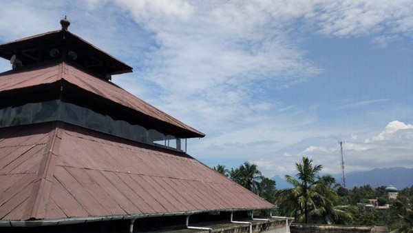 Masjid Tuha Indrapuri dikelilingi tembok benteng. Dinding benteng juga berfungsi sebagai pondasi masjid seluas 4.447 m2 (Agus Setyadi/detikTravel) Masjid Tuha Indrapuri dikelilingi tembok benteng. Dinding benteng juga berfungsi sebagai pondasi masjid seluas 4.447 m2 (Agus Setyadi/detikTravel)