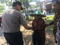 Momen Saat Kapolda Metro Beri Sedekah ke Pemulung di Tol