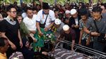 Banjir Tangis Sahabat di Pemakaman Jupe